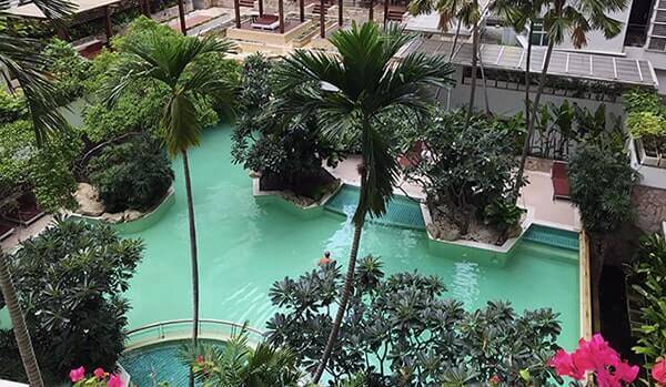 緑の多いホテルのプール